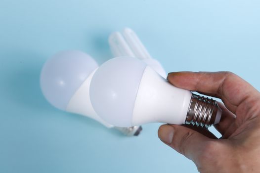 LED žárovka E27 10 W, 2700 K