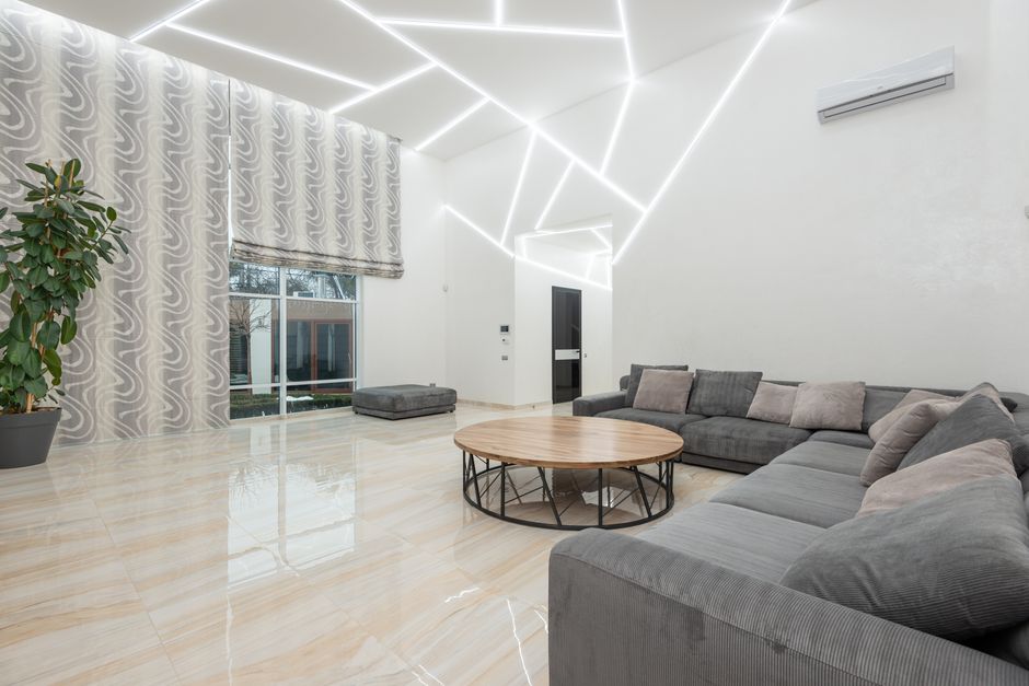 Stolní lampa a teplé světlo v interiéru